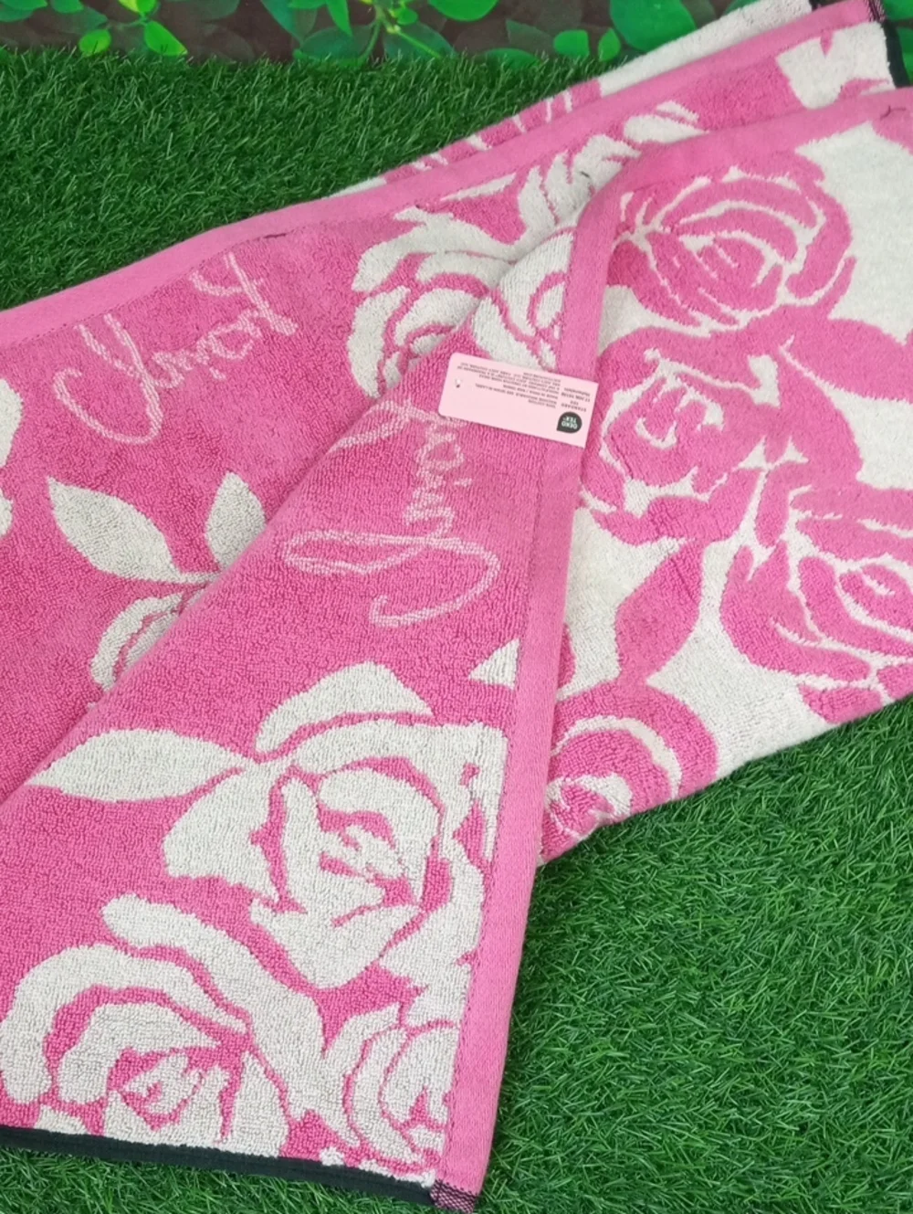 🏠🍒 Juicy Couture Pink and White Rose Pattern Bath Towel